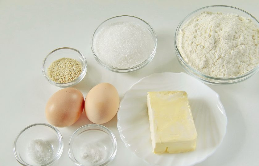 1. Этап. Песочное печенье: 1. Подготовьте все необходимые продукты. Маргарин или сливочное масло заранее размягчите при комнатной температуре.