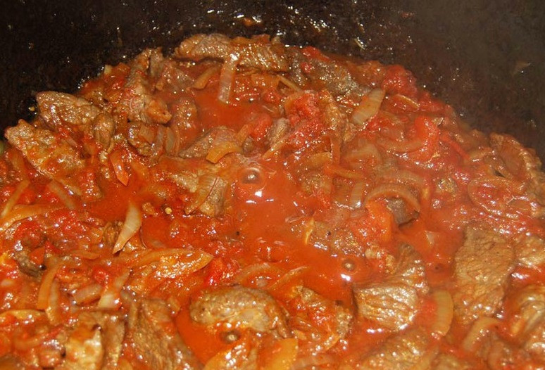 1. Этап. Мясо по-татарски: 10. Томить несколько минут, чтобы вышла лишняя влага, а мясо пропиталось помидорами.