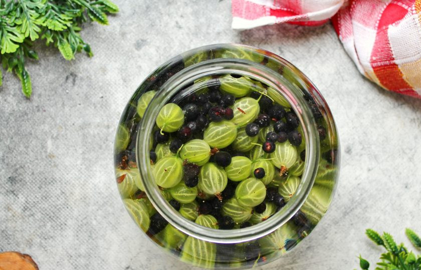 1. Этап. Настойка из черники с крыжовником на самогоне: Влей в банку самогон, перемешайте и плотно закройте банку крышкой.