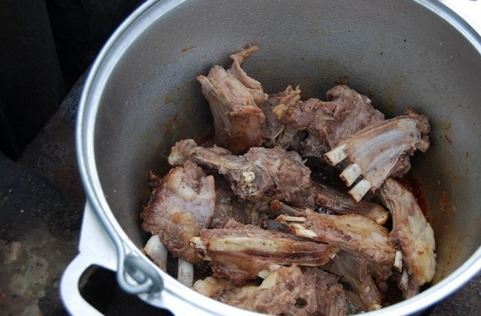 1. Этап. Шулюм из баранины на природе: 1. Хорошо накаляем казан с растительным маслом, и обжарим в нем ребрышки со всех сторон. Солим и перчим по вкусу.