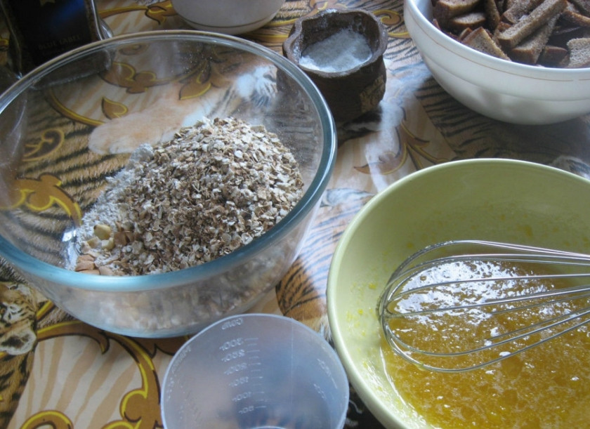 1. Этап. Детское овсяное печенье: Взбиваем яйцо с жидким медом. Если он у вас засахарился, можно растопить его в микроволновке. Вливаем растительное масло. Обжариваем овсянку на сковороде. Это необязательно, но так получается вкусней. Насыпаем овсянку в жидкую смесь. Она должна там полежать минут 10 и разбухнуть.