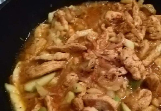 1. Этап. Курица с кабачком: Добавить томат к мясу и довести до готовности. У меня процесс занимает минут 10.