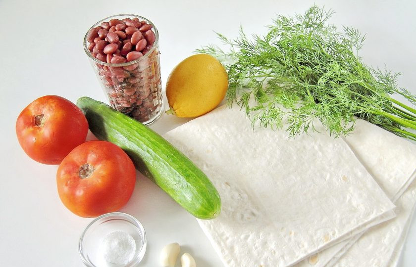 1. Этап. Лаваш с приправой из фасоли: Подготовьте все необходимые ингредиенты. Фасоль необходимо заранее отварить или взять уже готовую в банке.