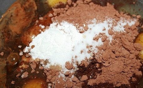 1. Этап. Брауни с начинкой: 1. Чтобы приготовить брауни с начинкой в домашних условиях, подготовьте для начала все необходимые продукты. Начните творить с соединения яиц, соли, разрыхлителя, кофе и ванили. Перемешайте все до получения однородной массы.