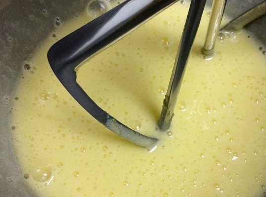 1. Этап. Тыквенный рулет с кремом: 2. Яйца взбейте с сахаром до пышности.