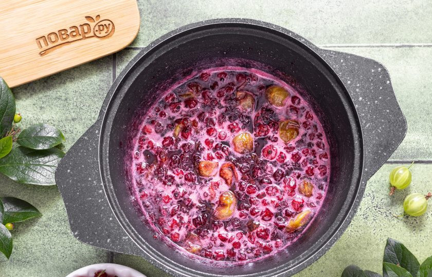1. Этап. Варенье из крыжовника и красной смородины: Если будет образоваться пенка, ее можно снять ложкой.