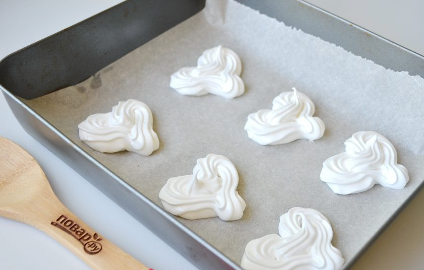 1. Этап. Меренги-сердечки с мороженым: 5. Застелите противень пергаментом. Наполните кондитерский мешок белковой массой и отсадите в виде сердечек.