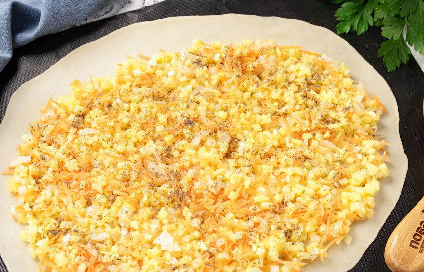 1. Этап. Ханум с овощами: Разделите начинку на три равные части. Выложите одну порцию начинки на сочень, разровняйте её по всей поверхности, оставив свободными края. Посолите и поперчите начинку по вкусу. Можете добавить любые специи по вкусу.