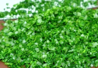 1. Этап. Пхали из зеленой фасоли: Очень-очень мелко порубим репчатый лук и зелень кинзы.