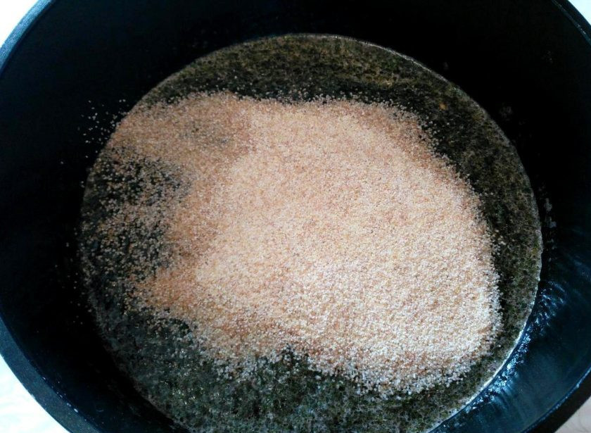 1. Этап. Постная икра из нори: Всыпьте манную крупу в получившуюся пюреобразную массу, перемешайте и поставьте сотейник на медленный огонь.