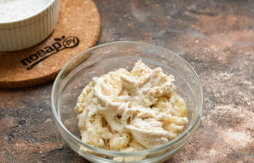 1. Этап. Зефирные конфеты: Теперь пропустите на мясорубке зефир и банан.