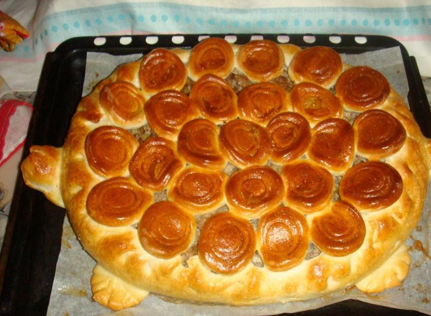 1. Этап. Пирог ЧЕРЕПАШКА: Выпекаем до готовности. Готовность легко определить визуально - подрумянился пирог, значит готов! Нам нужно запечь только тесто, так как все остальные ингредиенты внутри пирога уже готовы.