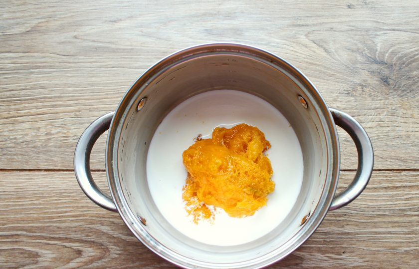 1. Этап. Конфеты с манго: Добавьте в нее мякоть манго, перемешайте и пробейте все блендером до однородной массы. Поставьте кастрюлю на средний огонь и доведите до кипения, варите, перемешивая, в течение одной минуты.