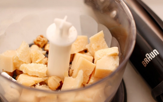 1. Этап. Рулеты из индейки с начинкой: 3. Выложите их в чашу блендера. Добавьте туда сыр, нарезанный небольшими кусочками.