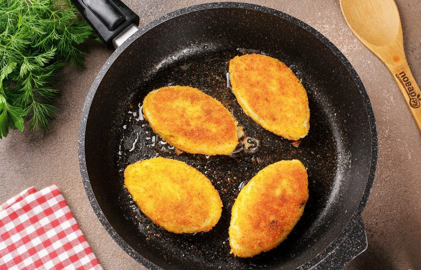 1. Этап. Картофельные пирожки с грибами: Разогрейте сковороду с маслом и выложите пирожки. Обжарьте на среднем огне с двух сторон до румяной корочки.