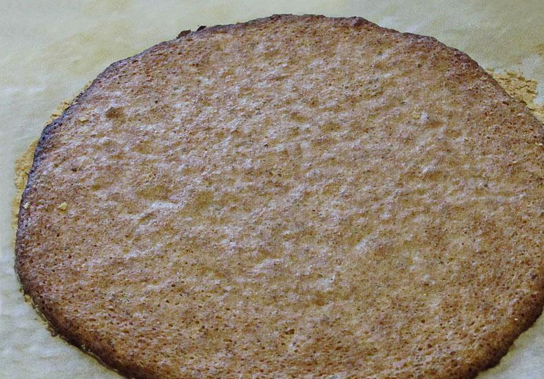 1. Этап. Итальянский ореховый торт: Охлажденные белки взбейте со щепоткой соли до стойких пиков. Затем к белкам добавьте измельченные до состояния муки орехи и пшеничную просеянную муку. Аккуратно перемешайте. Вырежете из пергамента 6 равных кружков, выпекайте коржики, намазывая тесто на пергамент. Каждый коржик печется семь минут при средней температуре вашей духовки.