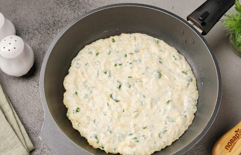 1. Этап. Творожные лепёшки с сыром и зеленью: Сковороду разогрейте и смажьте маслом. Вылейте тесто, накройте крышкой и готовьте на маленьком огне около 15 минут. У меня сковорода около 22 см. в диаметре и я делю тесто на две части.
