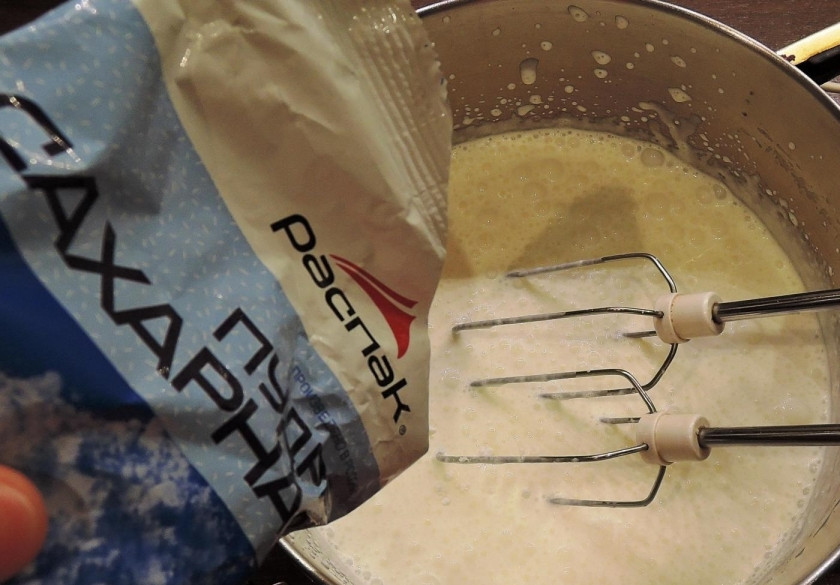 1. Этап. Чизкейк с персиками: 7. Через пять минут всыпаю 150 граммов сахарной пудры и взбиваю еще 1-2 минуты.