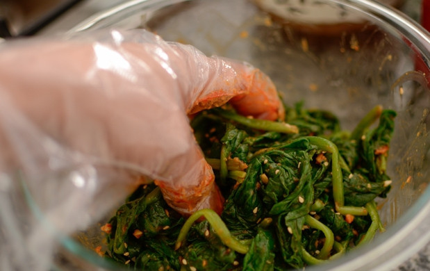 1. Этап. Шпинат по-корейски: 4. Аккуратно перемешайте, чтобы специи равномерно распределились.