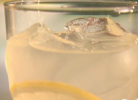 1. Этап. Пунш Летающий остров: 3. В большой прозрачной чаше для пунша соединить лимонад, апельсиновый сок, имбирное пиво и газированную воду.