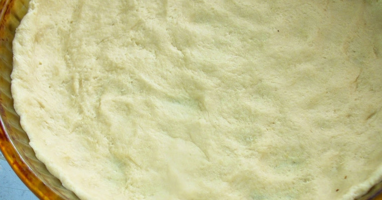 1. Этап. Пирог с малиной: 2. Теперь разровняем тесто по форме, сделаем дырочки, чтобы не вздувался корж при выпечке.