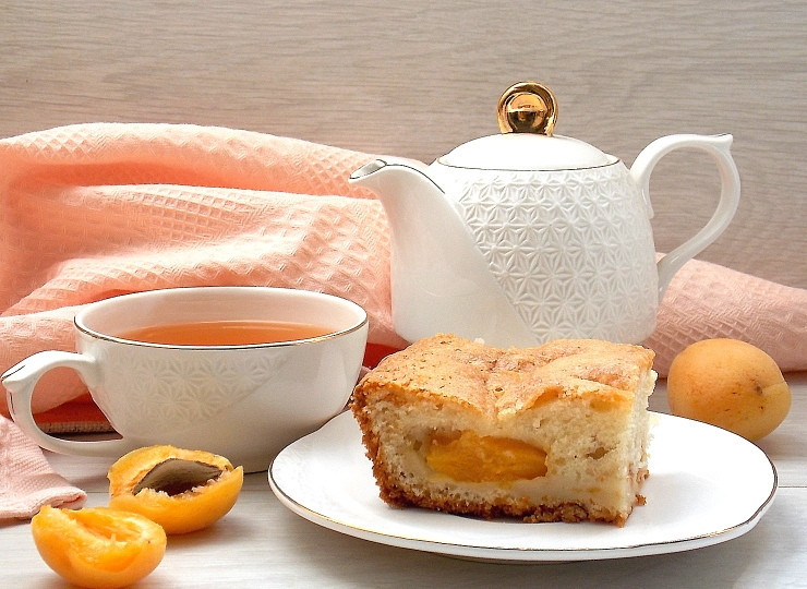 1. Этап. Быстрый пирог с абрикосами: Готовый пирог остудите, разрежьте на кусочки и подавайте.