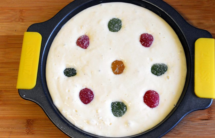 1. Этап. Пирог с мармеладом: Хорошо смажьте форму и вылейте тесто. Мармелад обмакивайте донышком в муку и раскладывайте сверху. Количество мармелада берите на свое усмотрение.