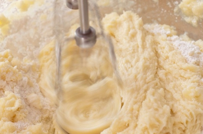 1. Этап. Миланское печенье: 1. Предварительно нагрейте духовку до 160 градусов. Подготовьте тесто: смешайте муку, 200 грамм сахара, яйцо и ванилин. Взбейте до кремовой текстуры.