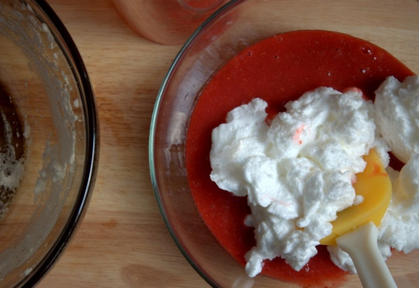 1. Этап. Мусс из клубники: 2. Всыпаем понемногу сахар, перетираем клубнику до тех пор, пока весь сахар не растворится. Отдельно взбиваем миксером до острых пиков яичный белок. Желток нам тут будет не нужен. Смешаем.