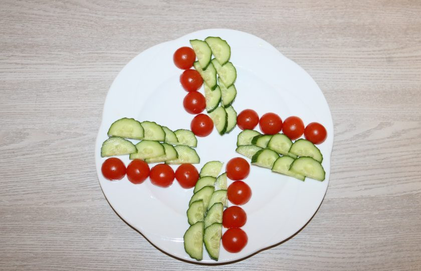 1. Этап. Салат с куриной грудкой и помидорами: На большую тарелку выложите салат секторами.