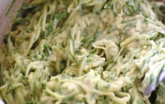 1. Этап. Торт из кабачков: Готовим тесто: натираем на мелкой терке кабачки (мытые и очищенные от семян и кожуры), добавляем яйца, муку, соль и перец. Хорошо перемешиваем, должна получиться консистенция теста.