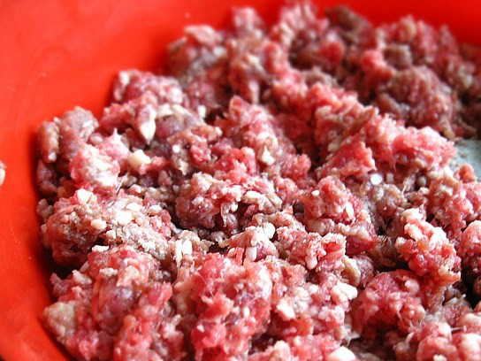 1. Этап. Закусочные бублики: Фарш разомните вилкой, добавьте специи, яйцо, размоченный хлеб, измельченный лук. Перемешайте.