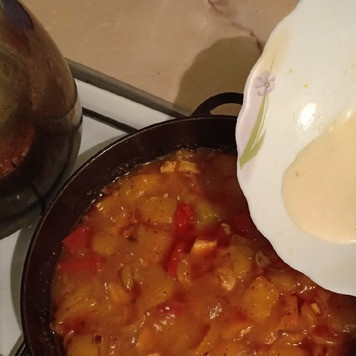 1. Этап. Гуляш с болгарским перцем: И, помешивая, влить в гуляш.