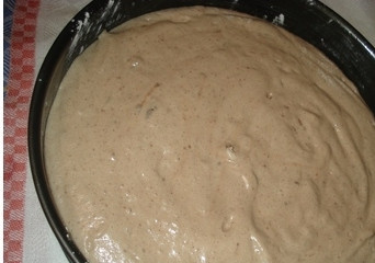 1. Этап. Торт Прага по ГОСТу: Нам понадобится форма для выпечки бисквита диаметром 23-24 см. Смазываем её маслом. выливаем в неё тесто. Выпекаем бисквит в духовке при 200 градусах. Готовый бисквит остужаем не меньше 8 часов на решетке.