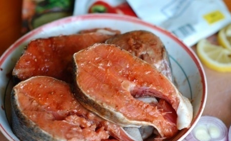 1. Этап. Семга в пароварке: 3. Вымойте и обсушите рыбку. Посолите, добавьте при желании специи, полейте соком лимона.