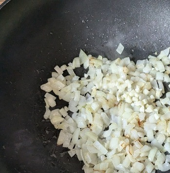 1. Этап. Куриная грудка с пастой орзо: Готовить лучше в глубокой сковороде или чугунке, я готовлю в воке. Лук и чеснок нарезать кубиками и поджарить в растительном масле.