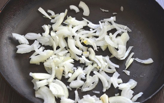 1. Этап. Вешенки в соусе: 3. И отправьте на сковороду. Обжарьте минуты 3, помешивая.