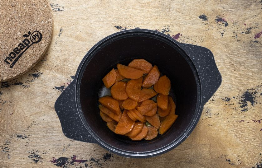 1. Этап. Рагу из кимчи: В кастрюле с толстым дном разогрейте растительное масло. Обжарьте морковь 2-3 минуты до золотистого цвета.