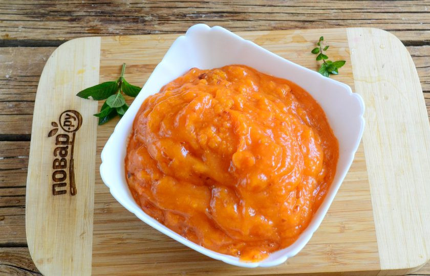 1. Этап. Абрикосовый джем с апельсином на зиму: Пропустите абрикосы через мясорубку или измельчите в кухонном комбайне. Должна получиться полностью однородная кашеобразная масса.