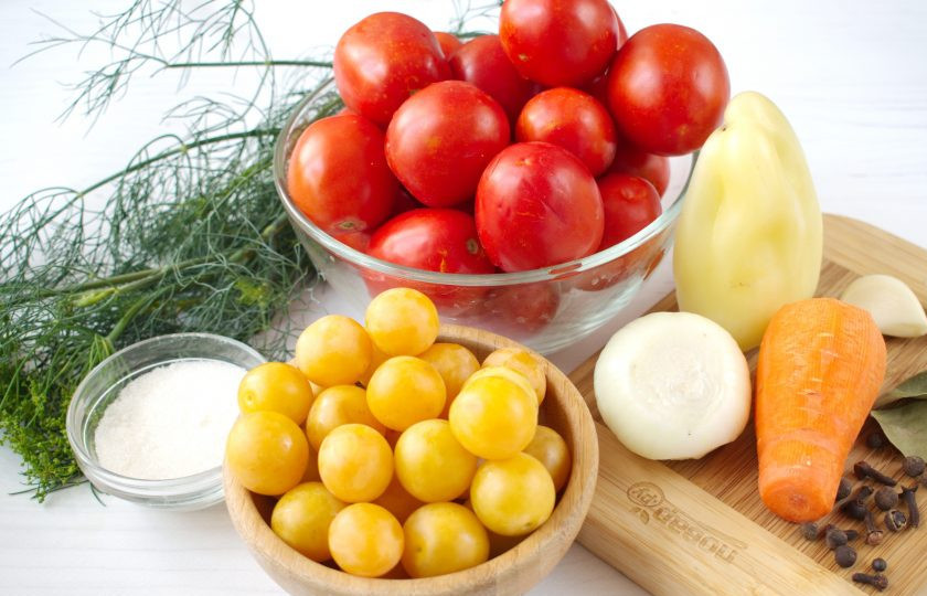 1. Этап. Помидоры с алычой: Подготовьте необходимые продукты. Овощи и алычу вымойте. Лук, чеснок и морковь очистите. Лук и чеснок нарежьте дольками, морковь - толстыми кружками.