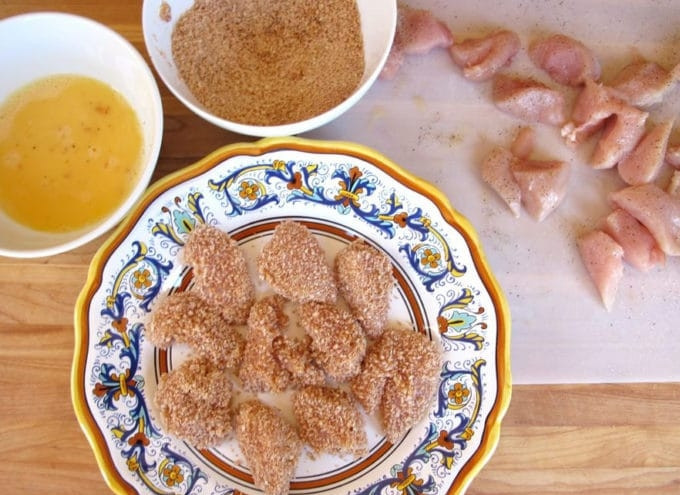 1. Этап. Курица в панировке с соусом: 3. Теперь кусочки обмакивайте в яйцо, а потом в панировку.