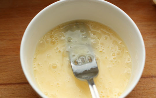 1. Этап. Панировка для наггетсов: Яйца взбить до однородности.