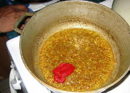 1. Этап. Утка Карри Суринам: Добавить столовую ложку томатной пасты и перемешать.