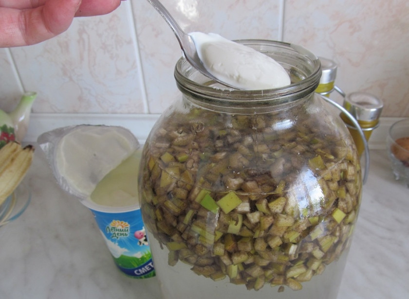 1. Этап. Квас из банановой кожуры: Добавьте столовую ложку сметаны, тщательно перемешайте.