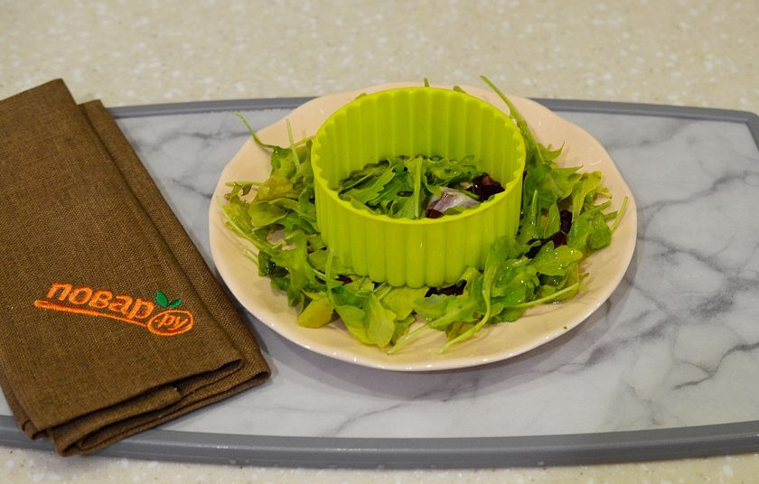 1. Этап. Слоеный салат с авокадо: 2. Поставьте на листья салата кольцо для сервировки салата.