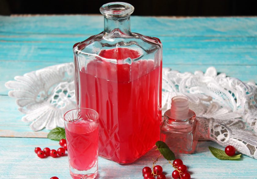 1. Этап. Наливка из красной смородины: Перелейте в бутылку, охладите и подавайте к столу.