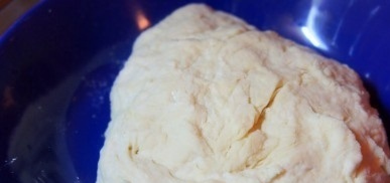 1. Этап. Пирожки с картошкой без дрожжей: Накройте тесто пленкой на пол часа.