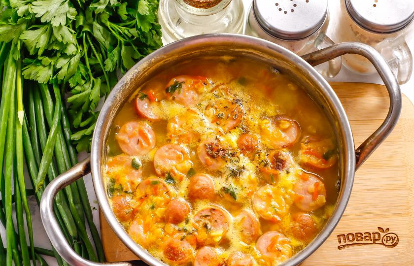 1. Этап. Суп с чечевицей и сосисками: Выключите нагрев и дайте супу немного остыть — он станет более густым.