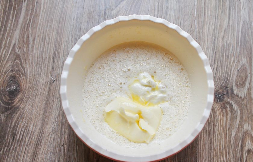 1. Этап. Шоколадный манник с вишней: Добавьте сливочное масло. Все хорошенько взбейте до однородной массы.