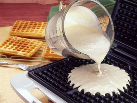 1. Этап. Тесто на вафли в вафельнице: 5. Осталось только разогреть вафельницу, предварительно смазав ее маслом, и выпекать вафли.